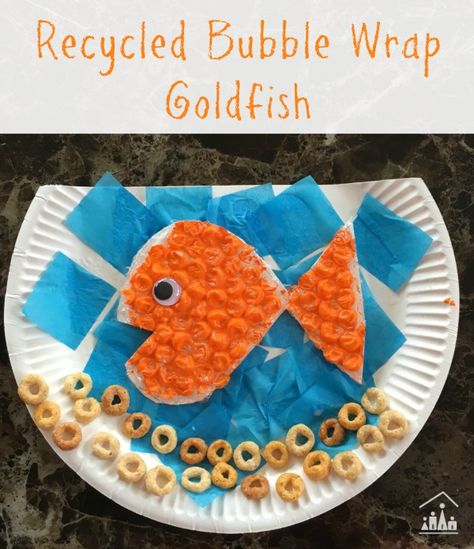 Recycled bubble wrap activity. A goldfish in a bowl craft for kids. Click through for full tutorial and more fun bubble wrap activity ideas. Fish Crafts For Kids, Goldfish In A Bowl, Bubble Wrap Crafts, Recycled Crafts Kids, Turtle Crafts, Paper Plate Crafts For Kids, Kids At Home, Fish Crafts, Paper Plate Crafts