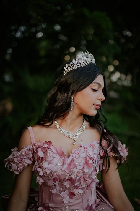 Quinceñera Picture Poses, Quince Portraits Photo Shoot, Enchanted Forest Theme Quinceanera Photoshoot, Outdoor Quince Photoshoot, Quincenera Family Photos, Quinceanera Photoshoot Ideas Butterfly, Fun Quince Pictures, Quince Pic Ideas, Family Quinceanera Pictures