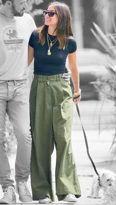 Army Green Pants Outfit, Olive Green Pants Outfit, Green Pants Outfit, Look Boho Chic, Loungewear Outfits, Mum Fashion, Sneakers Street Style, Casual Outfit Inspiration, Casual Chic Outfit