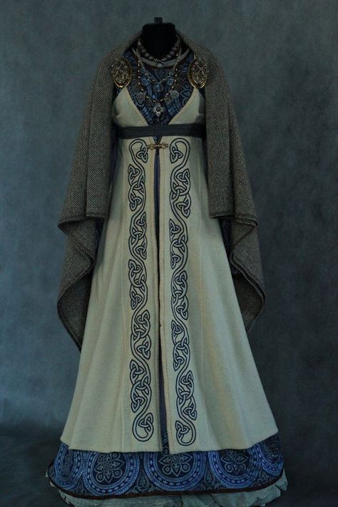 Norse Clothing, Gaun Abad Pertengahan, Costume Viking, Viking Garb, Medieval Garb, Viking Dress, Medieval Clothes, Viking Wedding, Viking Costume