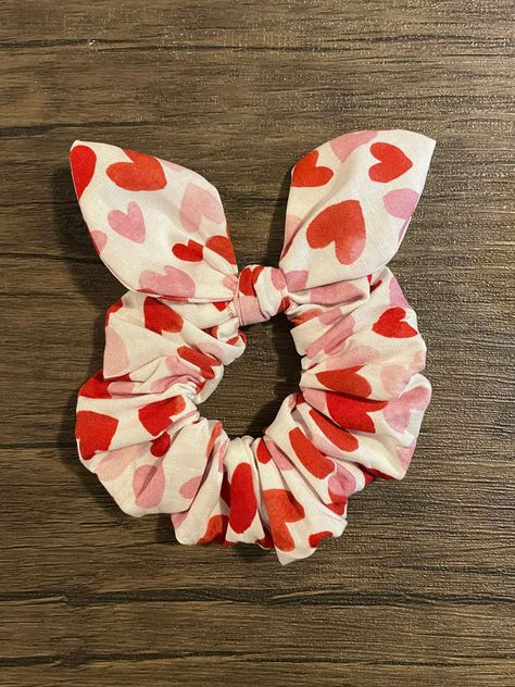 Valentines Day Hair, Kawaii Hair Accessories, Kawaii Hairstyles, Handmade Valentine, Red Hearts, Wood Wall Decor, Pink And Red, White Fabric, White Fabrics