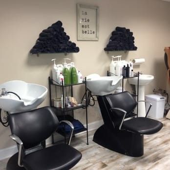 Salon Wash Area, Salon Shampoo Area, Hair Studio Decor, Beauty Shop Decor, Salon Shampoo, Denim Street Style, Hair Wash, Salon Interior Design, Hair Shop