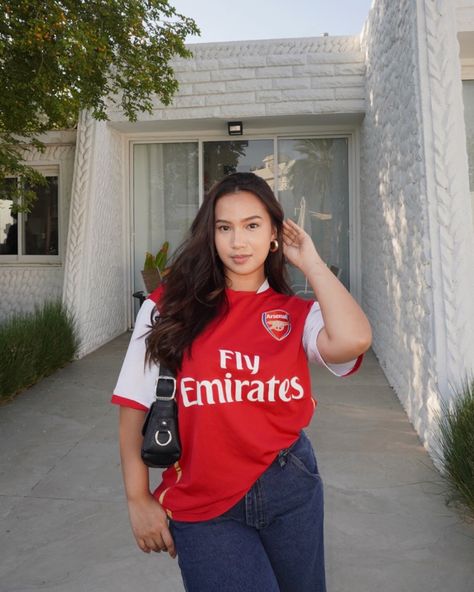 Vintage outfit jersey and jorts on asian girl Fly Emirates Jersey Outfit, Fly Emirates Jersey Outfit Women, Red Jersey Outfit, Emirates Jersey, Fly Emirates Jersey, Best Spotify Playlists, Arsenal Jersey, Fly Emirates, Spotify Playlists