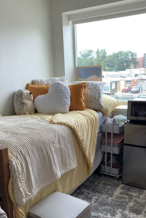 Dorm Full Size Bed, Cute Simple Dorm Rooms, Yellow College Dorm, Dorm Room Seating Ideas, Clean Dorm Aesthetic, Yellow Dorm Room Ideas, Yellow Dorm Room, Kpop Dorm, Cozy Dorm Room Ideas