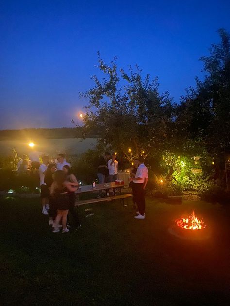 Party Garden Night, Barbecue Party Aesthetic Night, Outdoor Summer Party Aesthetic, Backyard Birthday Party Aesthetic, Party Aesthetic Outside, Summer Night Garden Party, Garden Party Night Aesthetic, Garden Party Evening, Outdoor Party Aesthetic Night