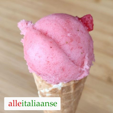 We are Italians and we share the recipe for Strawberry gelato: ice cream with milk, whipping cream, fresh or frozen strawberries, and no eggs. Quick and easy to make Strawberry Gelato Recipe, Italian Gelato Recipe, Strawberry Gelato, Italian Gelato, Gelato Recipe, Gelato Ice Cream, Cream Fresh, Whipping Cream, Strawberry Ice Cream