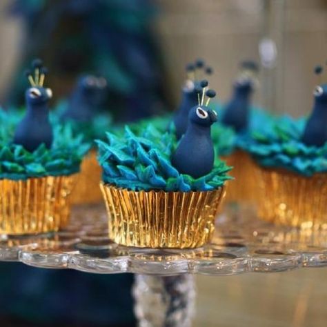 Peacock cupcakes! Peacock Cupcakes, Peacock Birthday Party, Peacock Birthday, Cupcake Wars, Creative Cupcakes, 40th Birthday Parties, Candy Buffet, 10th Birthday, Cute Cakes