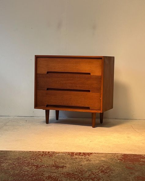 Good morning, my little Mid Century lovers! 🌞 Feast your eyes upon this beautiful blonde oak chest of drawers from Stag’s ‘C’ Range, designed by the legendary John & Sylvia Reid. Just look 👀 at the clean lines and minimalist design, this piece perfectly embodies the elegance of Mid Century Modern style. Functional and chic. 😍✨ DM us for details and make this timeless beauty yours! #vintagefurniture #midcenturymodern #interiors #interiordesign #vintage #midcenturystyle #midcenturydesign #s ... Mid Century Modern Chest Of Drawers, Modern Chest Of Drawers, Oak Chest Of Drawers, Apartment Decor Inspiration, Wooden Chest, Toy Box, Mid Century Modern Style, Mid Century Style, Toy Boxes