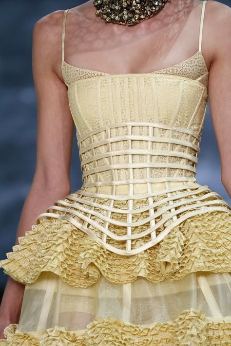 Spring Summer 2013 Alexander McQueen Detail Couture, Mcqueen Fashion, Cat Walk, Moda Vintage, Yohji Yamamoto, Mode Inspiration, Fashion Details, Costume Design, Primavera Estate