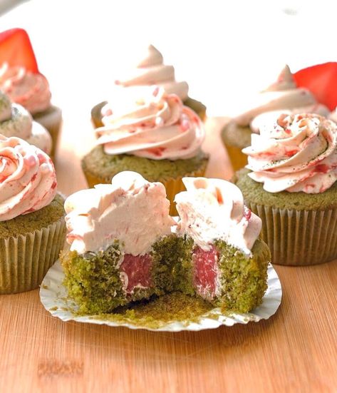 Strawberry Matcha Cupcakes, Cupcake Flavours, Strawberry Filled Cupcakes, Matcha Cupcakes, Matcha Strawberry, Strawberry Matcha, Cupcake Cake Designs, Strawberry Buttercream, Filled Cupcakes