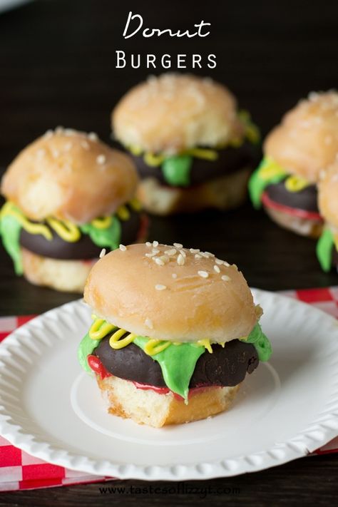 Looking for a cute breakfast idea?  Make these mini Donut burgers out of glazed and chocolate covered donut holes. Oreo Cakesters, Burger Cupcakes, Hamburger Cupcakes, Cute Breakfast Ideas, Food Pranks, York Peppermint Patty, Edible Crafts, Peppermint Patties, Magic Recipe