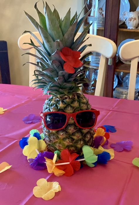 Hawaiian Prom Theme, Margaritaville Party Decorations, Tropical Party Food Ideas, Retro Luau Party, Jimmy Buffet Party Ideas, Pool Party Centerpieces, Tropical Party Foods, Luau Centerpieces, Outdoor Bbq Party