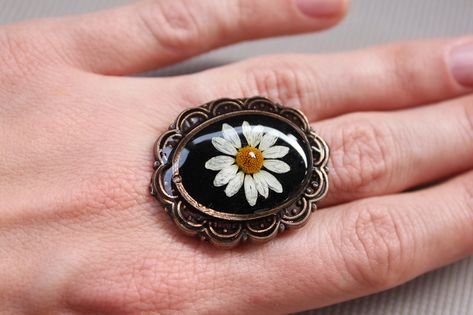 🌿These wildflower ring made from little chamomile flower and eco friendly jewerly epoxy resin. I grow up these flowers in my garden with very big love and carefully dry them. They are Absolutely look like fresh, right? All of them i grew in my garden this summer. 🌿DESCRIPTION * Flower: Chamomile * Metal: Stainless steel, bronze * Pendant Size: 20mm * Length of ring : 25mm 🌿Items will come packaged in a beautiful gift box, ready for gifting. This is lovely gift for any lover of nature. If u wa Dried Chamomile, Plant Terrarium, Big Ring, Natural Jewelry, Botanical Jewelry, Black Resin, Big Rings, Oval Earring, Resin Ring