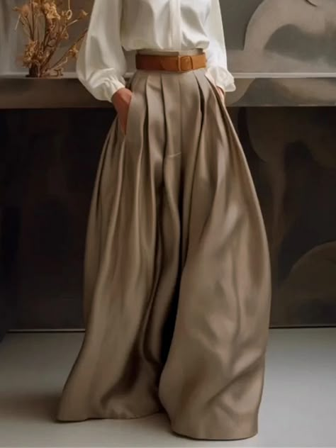 Embrace effortless style in our loose-fitting wide-leg trousers. These solid-colored pants offer comfort and understated elegance, perfect for versatile casual wear. Rok Midi, Sandal Tali, Look Boho Chic, Pantalon Large, Modest Fashion Outfits, Wide Pants, Moda Vintage, Fashion Seasons, Mode Inspiration