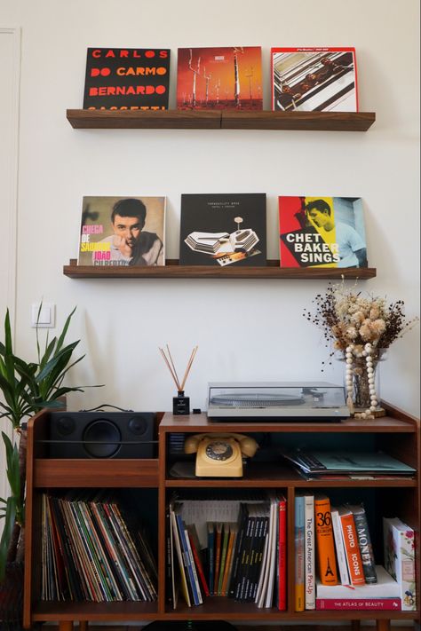 Vinyl Aesthetic Living Room, Vinyl Station Ideas, Record Player Shelf Wall, Record Shelf Ideas, Record Player Room Aesthetic, Retro Shelf Decor, Vinyl Set Up Aesthetic, Record Player Bookshelf, Record Player Aesthetic Living Room