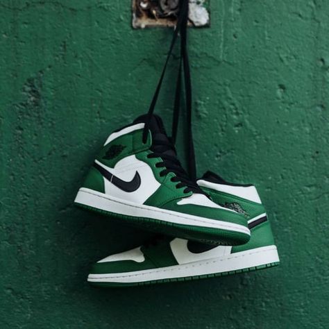 Green Air Jordans, Air Jordan Green, Pine Green Jordan 1, Jordan 1 Mid Pine Green, Air Jordan 1 Pine Green, Jordan 1 Pine Green, Jordan 1 Green, Jordans Aesthetic, White Shoes Outfit