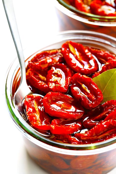 Make Sun Dried Tomatoes, Oven Dried Tomatoes, Tomatoes Recipe, Gimme Some Oven, Dehydrated Food, Sun Dried Tomatoes, Garden Recipes, Tomato Recipes, Dried Tomatoes