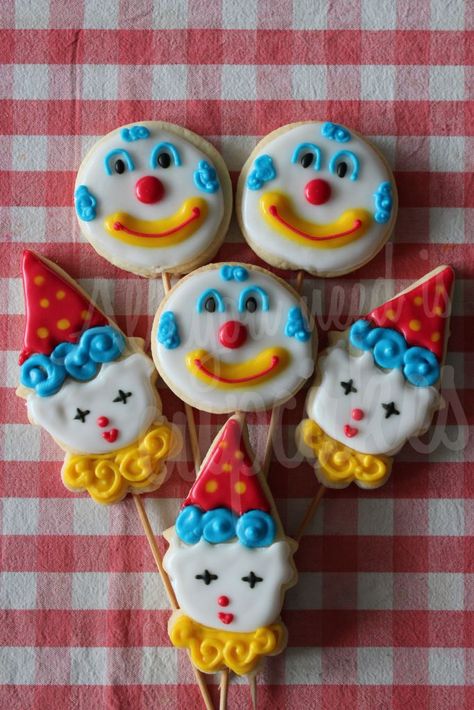 Clowns cookies Clown Cookies, Pretty Pastry, Clown Birthday, Sugar Cookie Ideas, Circus Birthday Party, Halloween Baking, Parties Ideas, Circus Baby, Circus Birthday