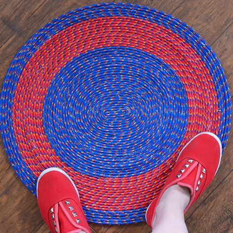 Make an easy and colorful poly rope rug with Dream a Little Bigger Rope Rugs, Crocheted Rugs, Making Rugs, Diy Rugs, Rug Diy, Rope Rug, Indoor Crafts, Braided Rug Diy, Rope Diy