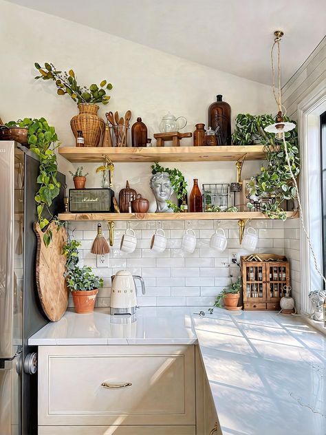 Kitchen Floating Shelves, Kitchen Shelf Decor, Interior Vintage, Kitchen Corner, Floating Shelves Diy, Boho Kitchen, Tiny Kitchen, Kitchen Shelves, Pots And Pans