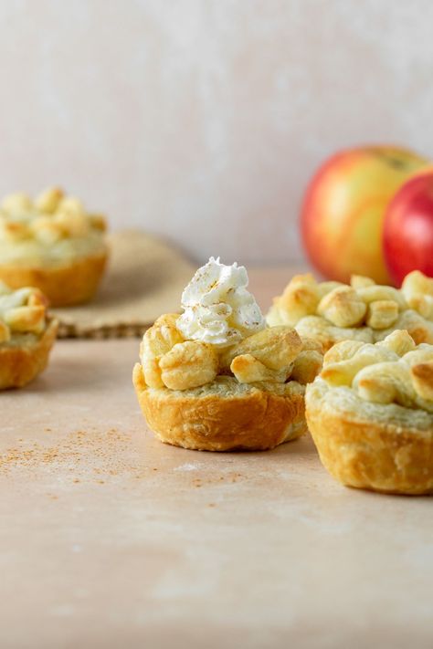 Mini Apple Pies with Puff Pastry - Ginger Snaps Baking Affairs Individual Apple Pies, Pastry Dishes, Mini Caramel Apples, Pie Spice Recipe, Homemade Apple Pie Filling, Apple Puff Pastry, Classic Apple Pie, Caramel Apple Cheesecake, Mini Apple Pies