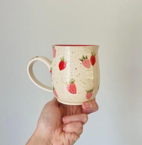 Ceramic Pottery Painting Ideas, Strawberry Pottery, Ceramic Pottery Painting, Ceramic Mug Designs, Cozy Hobbies, Strawberry Mug, Hand Painted Mug, Strawberry Kitchen, Mugs Handmade