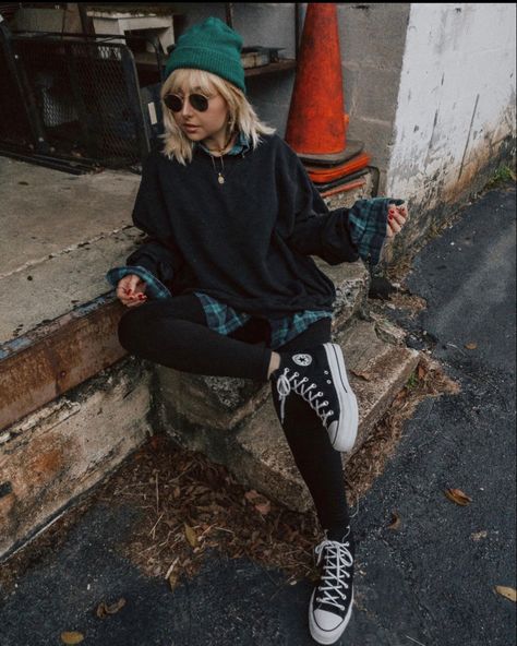 Edgy Winter Outfits Grunge, Lesbian Winter Outfits, Lesbian Fashion Tomboy, Edgy Outfits Grunge, Nicole Alyse, Grunge Outfits Winter, Soft Grunge Outfits, Lesbian Outfits, Casual Edgy