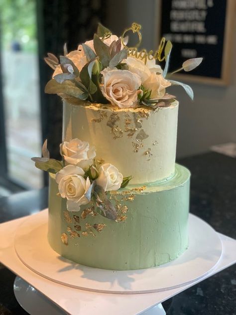 I've never seen a cake that I didn't want to eat, but these are almost too beautiful to slice into! Wedding Cake Sage, Wedding Cake Sage Green, Sage Green And Cream Wedding, Bridesmaid Dresses Cream, Green And Cream Wedding, June Wedding Colors, Sage Green Bridesmaid Dresses, Green Birthday Cakes, Sage Green Bridesmaid