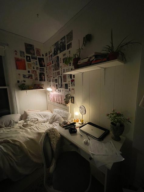 Main Character Bedroom, Character Bedroom, Cozy Rooms, Girl Desk, Cosy Room, Bedroom Idea, Romanticizing Life, Teenage Bedroom, Room With Plants