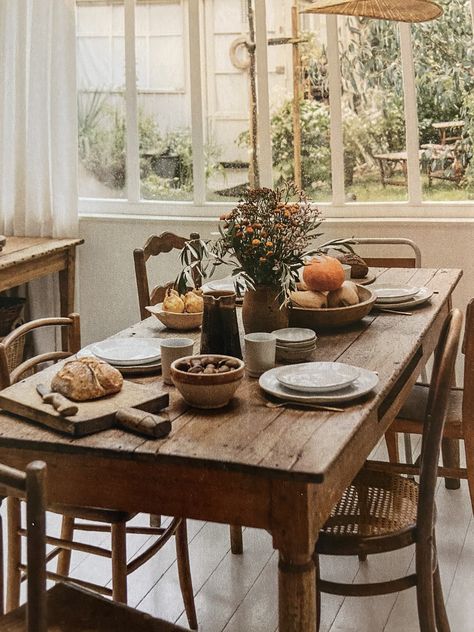 Cottage Dinner Table, Vintage Kitchen Table, Cute Little Houses, Rustic Modern Farmhouse, Dinner Room, Humble Abode, House And Home Magazine, Dining Table Decor, Little Houses