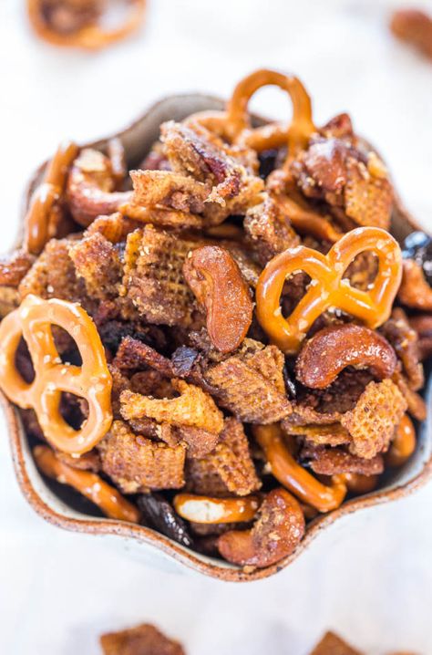 Crock-Pot Maple Pumpkin Spice Chex Mix - Loaded with fall flavors and made in a Crock-Pot! Wayyy too easy and totally irresistible!!! Chex Mix Crock Pot, Pumpkin Spice Snack, Chex Recipes, Snack Mixes, Maple Pumpkin, Chex Mix Recipes, Fall Foods, Snack Mix Recipes, Puppy Chow