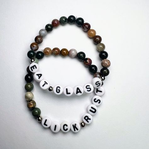 Funny Matching Bracelets, Cute Bracelets Ideas Beads Aesthetic, Friendship Bracelet Quotes, Home Made Bracelet Ideas, Funny Beaded Bracelets, Letter Bracelet Beads Ideas Funny, Funny Bracelet Ideas, Bracelet Ideas Funny, Kandi Quotes