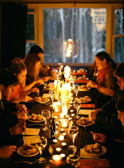 How t bring hygge into your home Hygge Party, Winter Hygge, Hygge Living, Hygge Life, A Group Of People, Hygge Lifestyle, Valentine Dinner, Dinner With Friends, Group Of People