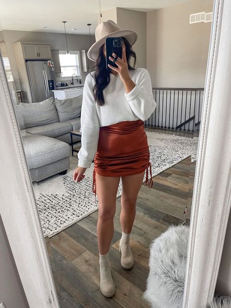 Booties Outfit Dressy, White Tunic Outfit, Sock Booties Outfit, Tunic Outfit Ideas, White Booties Outfit Fall, Style Inspo 2023, White Booties Outfit, Cropped Cardigan Outfit, Dinner Winter