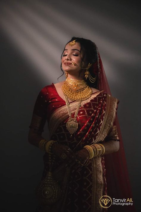 Bengali Bridal Poses, Bridal Groom Pose, Indian Bride Poses Portraits, Bridal Single Poses, Reception Bride Poses, Bride Solo Poses Indian Wedding, Bride Shoot Poses, Photoshoot Lehenga, Bride Single Poses