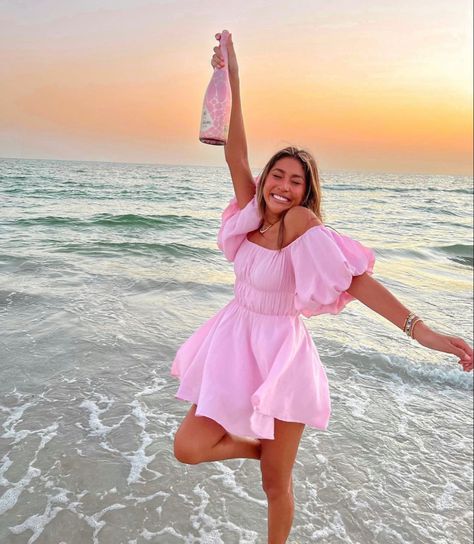 Bangkok Outfit, Birthday At The Beach, Beach Aesthetic Outfits, 21st Birthday Photoshoot, Cute Birthday Ideas, Beach Birthday, Summer Friends, Pink Beach, Indian Wedding Outfits