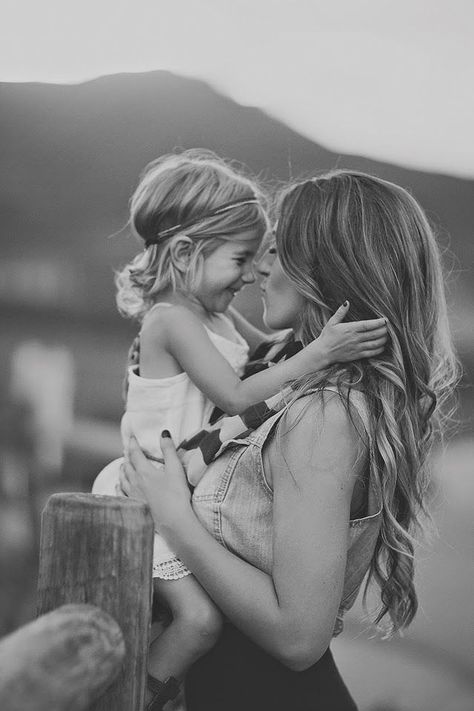 Mommy Daughter Photos, Mother Daughter Pictures, Mother Daughter Photos, Mother Daughter Photography, Foto Tips, Family Posing, Shooting Photo, Jolie Photo, Fall Family