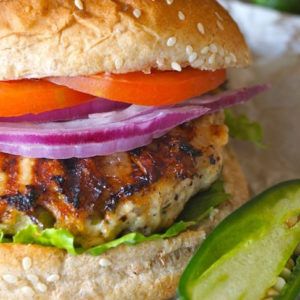 Jalapeno Pepper Jack Turkey Burger with red onion and tomato on parchment paper with one jalapeno sliced in half. Jalapeño Turkey Burgers, Egg Oats, Burger Lettuce, Burger Dinner, Jalapeno Pepper, Turkey Burger Recipes, Lettuce Wrap, Tandoori Masala, Chicken Burger