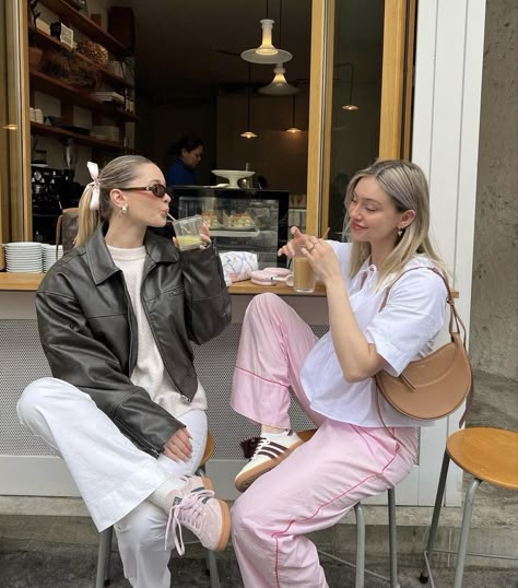 Adidas Spezial Pink Outfit, Denmark Clothes, Pink Sneakers Outfit, Pink Fall Aesthetic, Besties Aesthetic, Adidas Samba Outfit, Pink Fall, Aesthetic Friends, Pastel Outfit