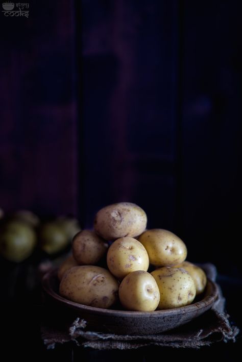 Potato Photography, Raw Potato, Food Art Photography, Food Photography Inspiration, Baby Potatoes, Cooking Ingredients, Fruit And Veg, Wooden Table, Beautiful Food