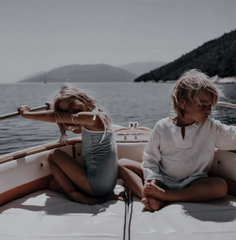 Blonde Twins, Boat Vacation, Family Boats, Siblings Goals, Having A Family, Vacation In Italy, Pinterest Photography, Boat Pics, Boy Girl Twins