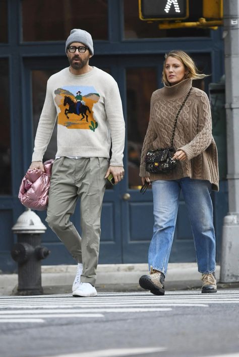 Ryan And Blake, Ryan Reynolds Style, Blake Lively And Ryan Reynolds, Blake Lively Ryan Reynolds, Blake And Ryan, Walking Outside, Hipster Chic, Morning Dress, White Tennis Shoes