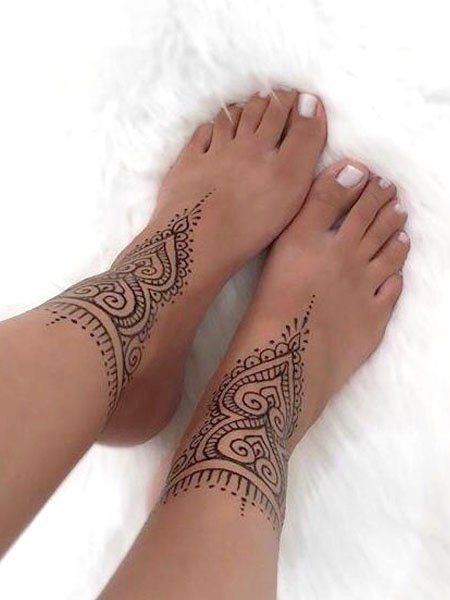 20 Elegant Ankle Tattoos for Women in 2021 - The Trend Spotter Henna Ankle, Tiny Foot Tattoos, Henne Tattoo, Tattoo Foot, Tattoo Beautiful, Ankle Bracelet Tattoo, Foot Henna, Ankle Tattoos For Women, Henna Tattoo Hand