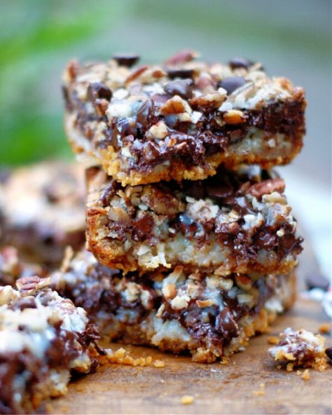 Hello Dolly Magic Cookie Bars - Southern Discourse Dolly Bars Recipe, Hello Dolly Bars Recipe, Appetizer Party Menu, Hello Dolly Cookies, Magic Cookies, Baked Bars, Dolly Bars, Southern Discourse, Hello Dolly Bars