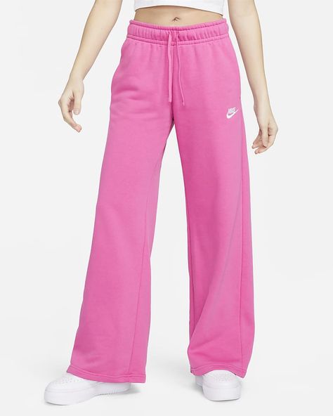 Nike Sportswear Club Fleece Women's Mid-Rise Wide-Leg Sweatpants. Nike.com Preppy Pants, Nike Sportswear Club Fleece, Mode Shoes, Sweatpants Outfit, Winter Outfits Cold, Wide Leg Sweatpants, Cute Preppy Outfits, Preppy Outfit, Swaggy Outfits