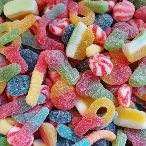 Candy Salad, Fast Food Drinks, Candy Board, Candy Cakes, Blue Or Pink, Hello Kitty Iphone Wallpaper, Best Candy, Pick And Mix, Food Platters