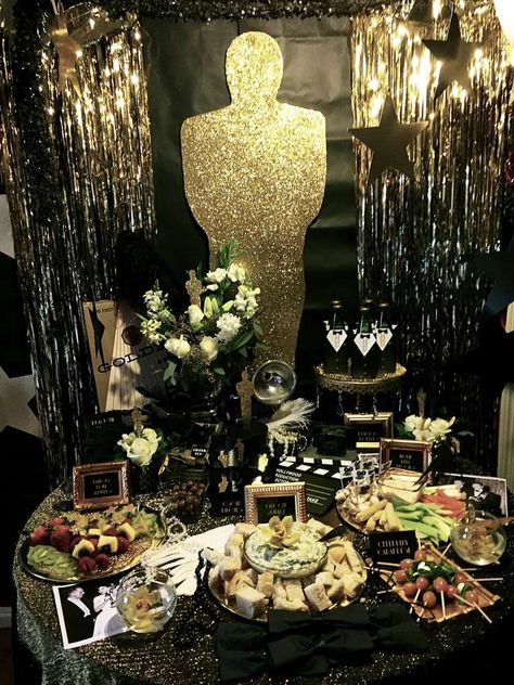 Party food display at an Oscar party! See more party planning ideas at CatchMyParty.com! Academy Awards Party Decorations, Friendsgiving Game, Oscars Theme Party, Thanksgiving Dinner Table Decorations, Thanksgiving Games For Adults, Oscars Party Ideas, Thanksgiving Tables, Academy Awards Party, Oscar Academy Awards