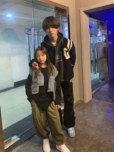 Big Brother And Little Sister Aesthetic, Siblings Aesthetic Brother And Sister, Cute Siblings, Big Brother Little Sister, Siblings Photos, Sibling Pictures, Sibling Poses, Sister Pictures, Black Pink Background