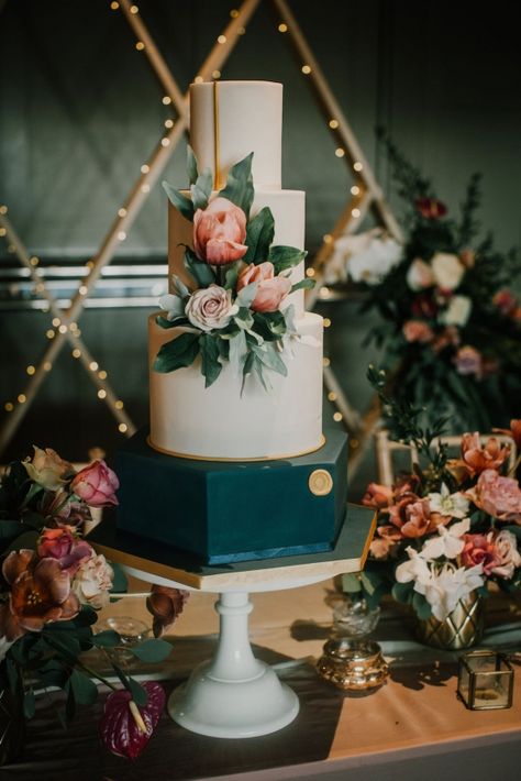 Vintage Glamour Wedding Inspiration in Manchester – Gail Secker Photography 58 Vintage Glamour Wedding, Pretty Wedding Cakes, Glamour Wedding, Emerald Green Weddings, Floral Wedding Cakes, Fall Wedding Cakes, Emerald Wedding, Cool Wedding Cakes, Bridal Musings