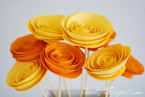 How to make paper flowers - These rolled paper flowers are super easy and surprisingly fun to make! Hyacinth Flowers, Rolled Paper Flowers, Paper Flower Arrangements, Easy Paper Flowers, Paper Flower Crafts, Flower Yellow, How To Make Paper Flowers, Tissue Paper Flowers, Paper Flowers Diy